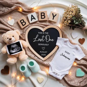 Peut inclure: Panneau en bois rustique avec l'inscription "Welcome to our home" en lettres blanches. Le panneau présente une finition vieillie et un design simple et accueillant, idéal pour un porche ou une entrée.