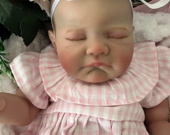 Bebé recién nacida durmiendo, hecha por un artista, color lila, de 20 pulgadas, con cabello pintado.