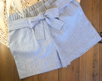 Short enfant chic et confortable, avec ceinture nœud, en coton bio gris à chevrons