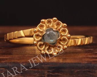 Anillo de labradorita en oro vermeil: delicado solitario en plata de ley