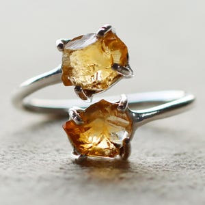 Damring i rå citrin, handgjord justerbar ring i 925 sterlingsilver, present till henne