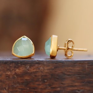 Pendientes de calcedonia verde, pendientes de poste con piedra de nacimiento, piedras preciosas naturales, regalo de cumpleaños, damas de honor, regalo con piedra de nacimiento