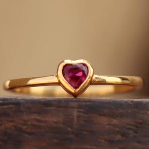 Zierlicher Rubin Ring, 925 Sterling Silber, Gold Vermeil Solitär Ring, Herz Ring, Handgemachter Versprechen Herz Ring, Verlobungsring für Sie