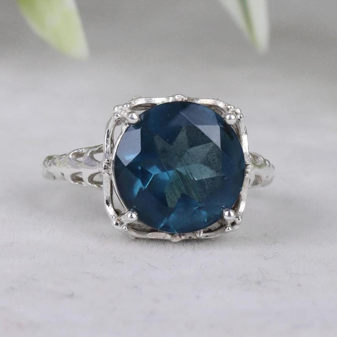 Bague en argent sterling avec topaze bleu ciel ovale avec CZ, rhodium - En vente