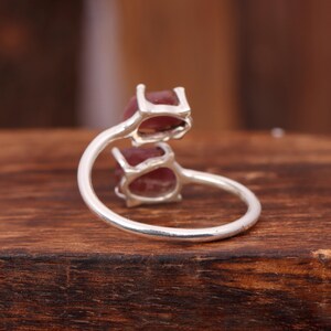 Anello artigianale con rubino grezzo: argento sterling regolabile, pietra preziosa naturale immagine 5