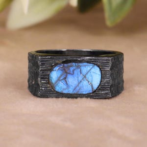 Raw Labradorite Men&#39;s Signet Ring: Black Rhodium 925 Sterling Silver
