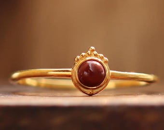 Anillo de jaspe rojo hecho a mano: plata de ley bañada en oro de 18 quilates