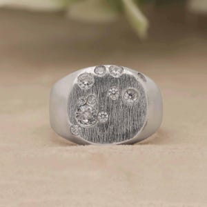Srebrny pierścionek sygnetowy z diamentami dla mężczyzn: prezent dla chłopaka