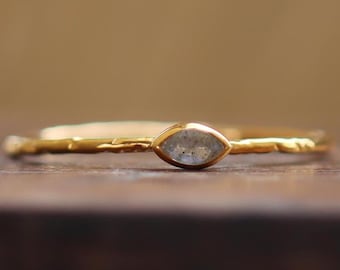 Anillo de labradorita delicado: anillo apilable de plata de ley 925 bañado en oro