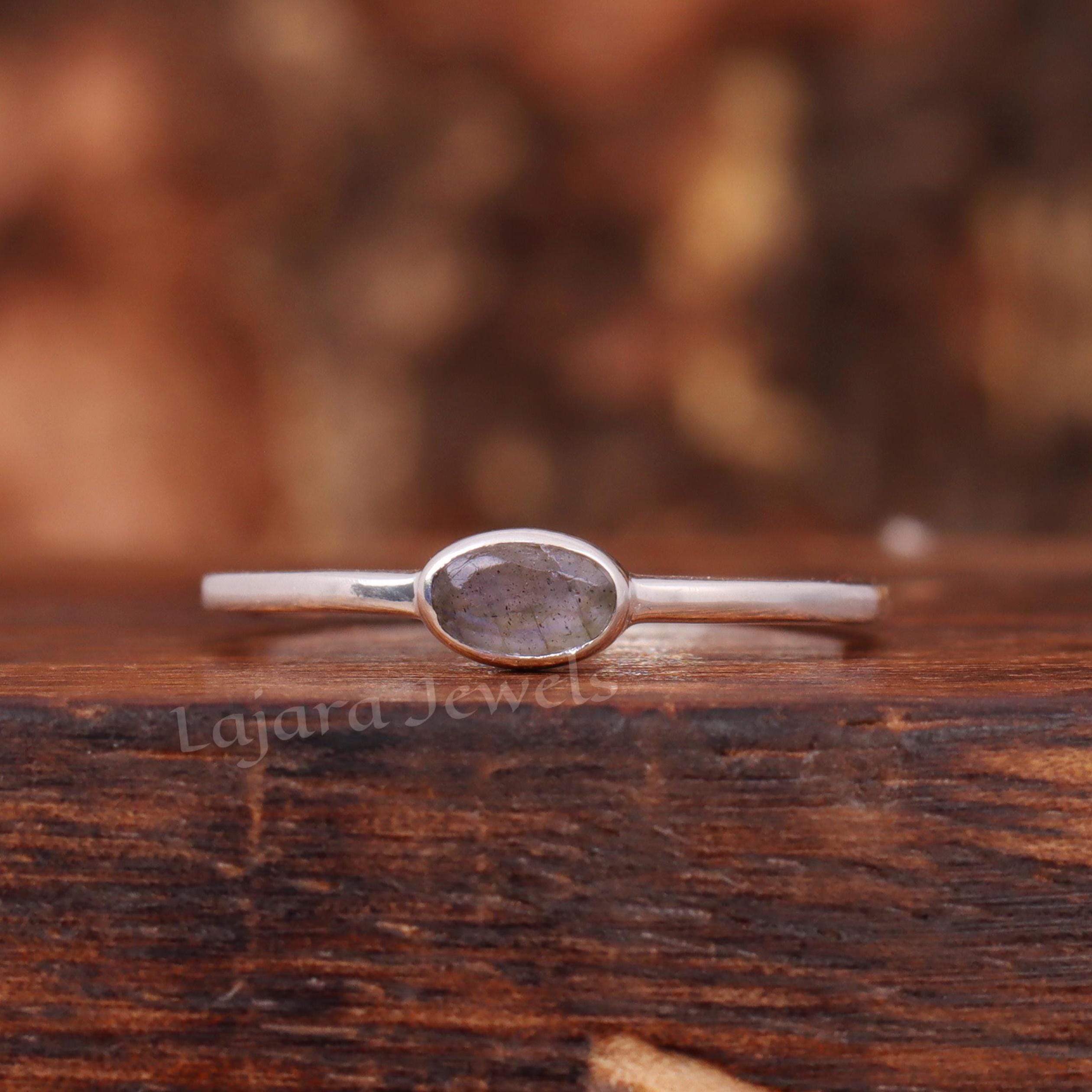 繊細なラブラドライトリング：ハンドメイド925スターリングシルバー