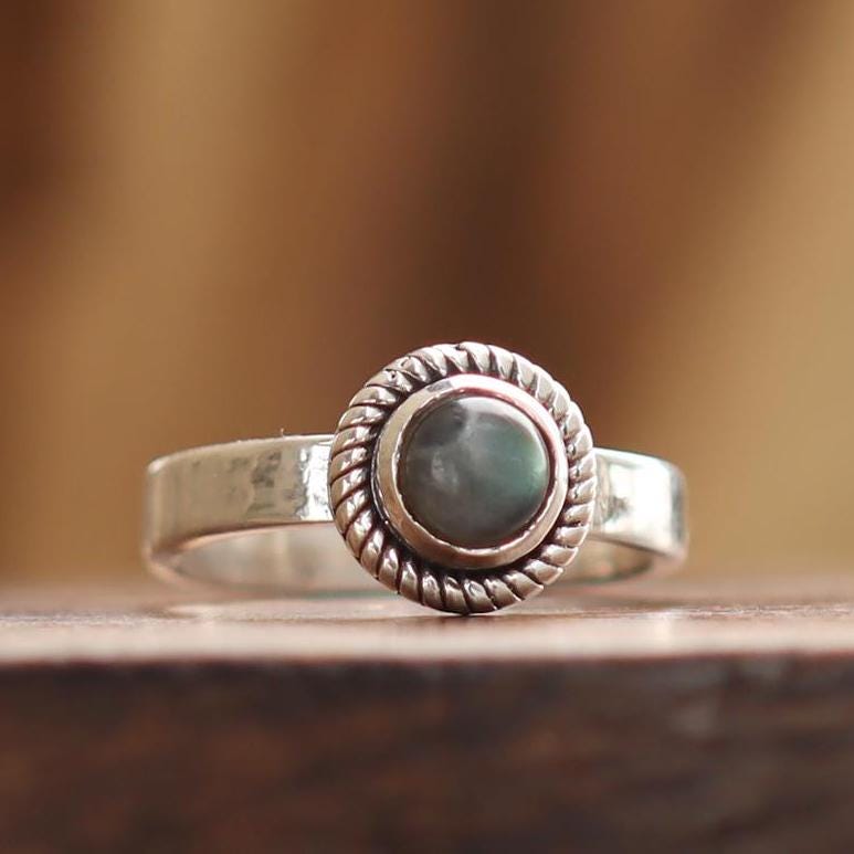 ハンドメイドのラブラドライトリング：スターリングシルバーの