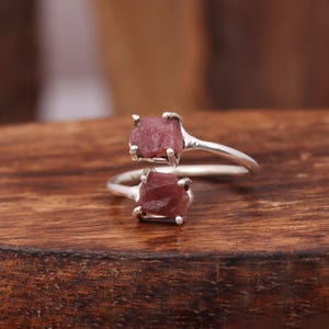 Anello artigianale con rubino grezzo: argento sterling regolabile, pietra preziosa naturale immagine 3