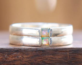 Anillo de eternidad de ópalo de fuego: banda de plata de ley 925