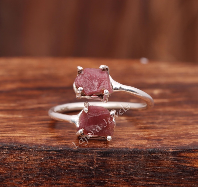 Anello artigianale con rubino grezzo: argento sterling regolabile, pietra preziosa naturale immagine 1