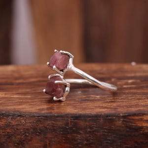 Anello artigianale con rubino grezzo: argento sterling regolabile, pietra preziosa naturale immagine 4