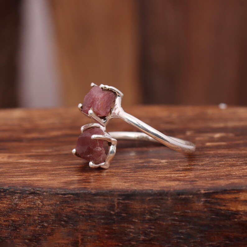 Anello artigianale con rubino grezzo: argento sterling regolabile, pietra preziosa naturale immagine 4