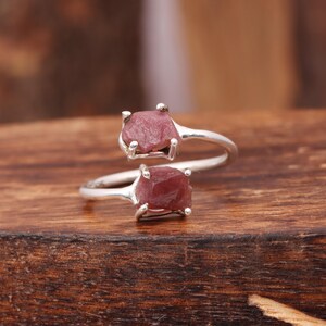 Anello artigianale con rubino grezzo: argento sterling regolabile, pietra preziosa naturale immagine 2