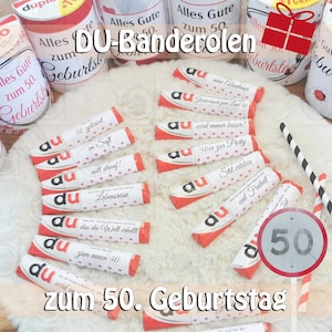 Könnte beinhalten: Eine Sammlung kleiner Schokoladentafeln, die in rot-weißes Folie verpackt sind, mit personalisierten Botschaften zum 50. Geburtstag. Die Botschaften beinhalten "50 gekrönt im Saft", "voll drauf!" und "Lebensreise".