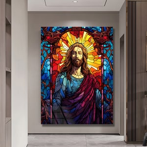 Pu&ograve; includere: Un'opera d'arte in stile vetrata raffigurante una figura con lunghi capelli castani e barba, che indossa vesti blu e viola, con un mantello rosso. Lo sfondo presenta una vibrante gamma di colori, tra cui giallo, arancione, rosso e blu.