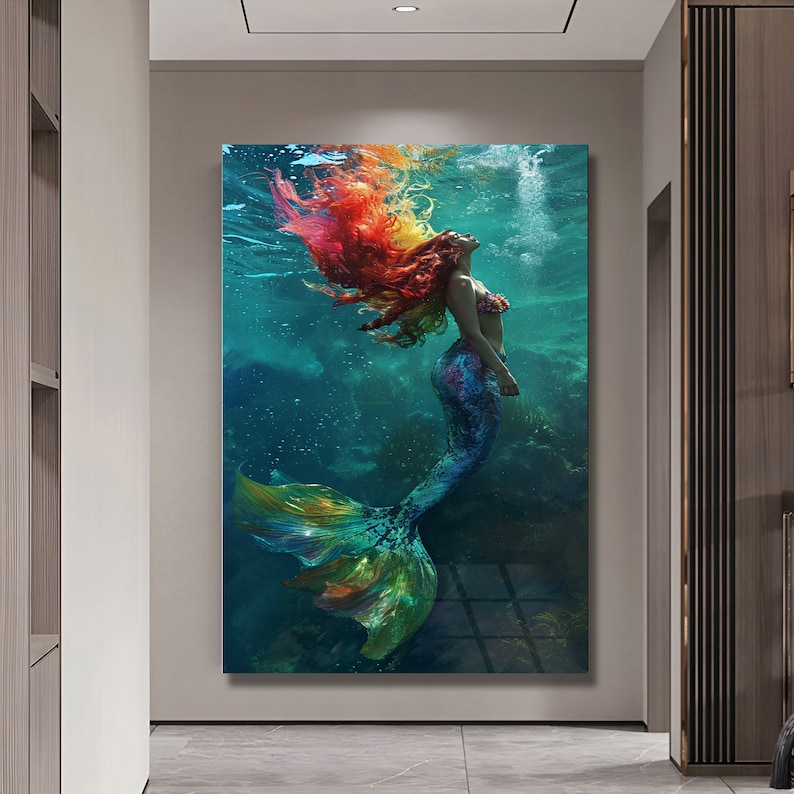 K&ouml;nnte beinhalten: Eine Meerjungfrau mit langen, flie&szlig;enden roten, orangefarbenen und gelben Haaren schwimmt unter Wasser. Ihr Schwanz ist gr&uuml;n, blau und gold. Der Hintergrund ist tiefblau mit Blasen.