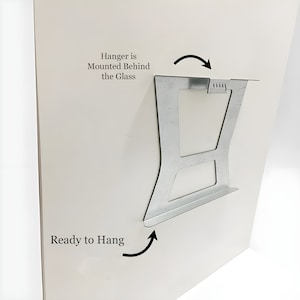 Pu&ograve; includere: Un gancio per cornice in metallo argentato, montato dietro il vetro, pronto per essere appeso. Il gancio ha una forma unica. Il testo sull'immagine recita "Hanger is Mounted Behind the Glass" e "Ready to Hang".