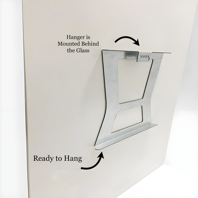 Pu&ograve; includere: Un gancio per cornice in metallo argentato, montato dietro il vetro, pronto per essere appeso. Il gancio ha una forma unica. Il testo sull'immagine recita "Hanger is Mounted Behind the Glass" e "Ready to Hang".