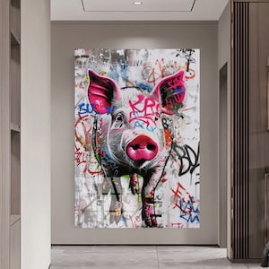 Könnte beinhalten: Ein Kunstdruck im Graffiti-Stil, der ein rosa Schwein mit rosa Nase zeigt. Das Schwein ist von bunten Graffitis und abstrakten Mustern umgeben.
