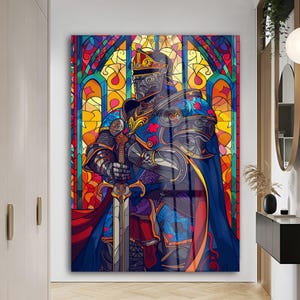 K&ouml;nnte beinhalten: Ein lebendiges Kunstwerk im Stil eines Buntglasfensters zeigt einen Ritter in voller R&uuml;stung, der ein Schwert h&auml;lt. Der Ritter tr&auml;gt eine blaue, rote und goldene R&uuml;stung vor einem farbenfrohen Buntglasfensterhintergrund. Das Kunstwerk ist ein dekoratives St&uuml;ck.