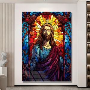 Pu&ograve; includere: Un'opera d'arte in vetro colorato raffigurante una figura con lunghi capelli castani e barba, che indossa una tunica blu e una veste rossa. Lo sfondo presenta un vivace disegno a raggi di sole con tonalit&agrave; rosse, arancioni e gialle, incorniciato da dettagli blu e rossi ornati.