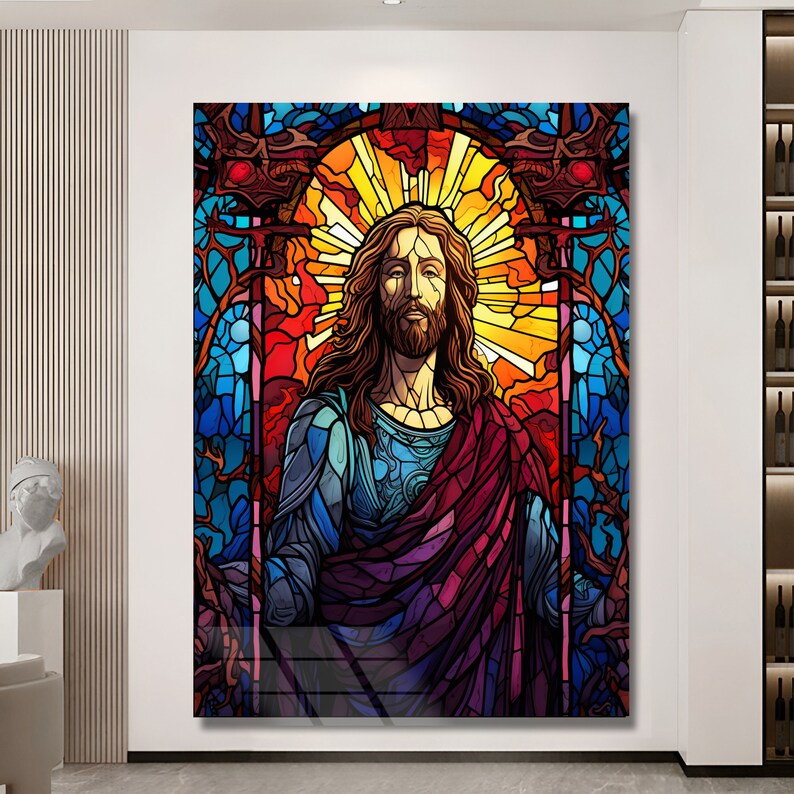 Pu&ograve; includere: Un'opera d'arte in vetro colorato raffigurante una figura con lunghi capelli castani e barba, che indossa una tunica blu e una veste rossa. Lo sfondo presenta un vivace disegno a raggi di sole con tonalit&agrave; rosse, arancioni e gialle, incorniciato da dettagli blu e rossi ornati.