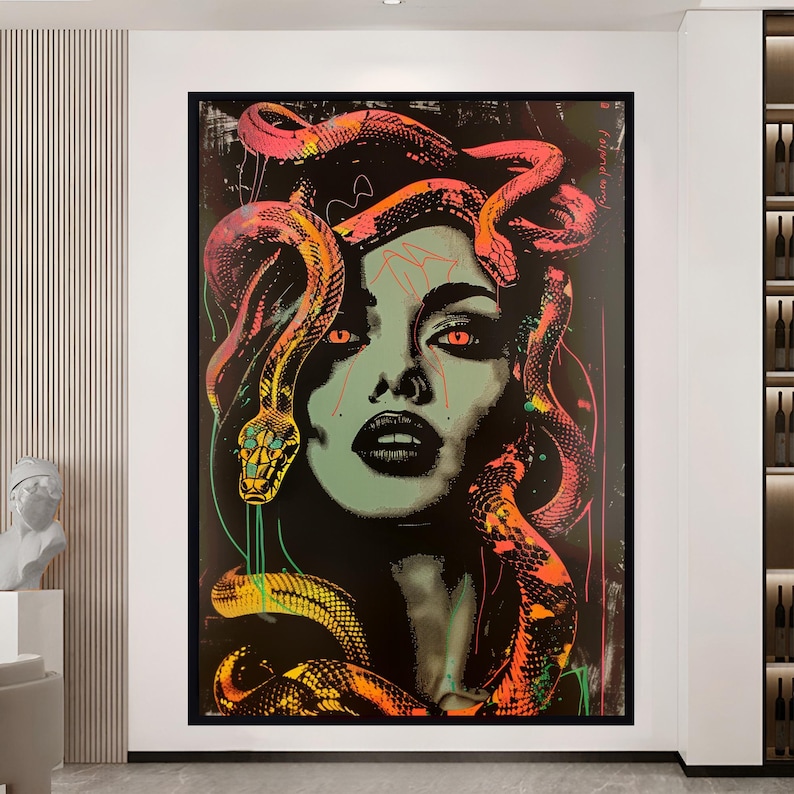 Puede incluir: Una impresi&oacute;n de arte digital colorida de una mujer con serpientes como cabello. El rostro de la mujer est&aacute; pintado con colores brillantes, y las serpientes son una mezcla de rojo, amarillo y verde. El fondo es negro.