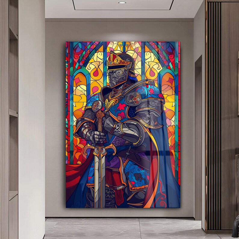 K&ouml;nnte beinhalten: Ein lebendiges Kunstwerk im Stil eines Buntglasfensters zeigt einen Ritter in voller R&uuml;stung, der ein Schwert h&auml;lt. Der Ritter steht vor einem Hintergrund aus farbigem Buntglas. Das Kunstwerk weist eine Palette von Blau-, Rot-, Gelb- und Oranget&ouml;nen auf und erzeugt einen auff&auml;lligen visuellen Effekt.