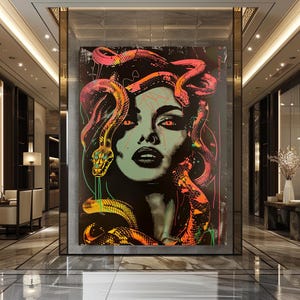Puede incluir: Una impresi&oacute;n de arte digital colorida de Medusa, una figura mitol&oacute;gica griega con serpientes como cabello, representada con una expresi&oacute;n feroz y ojos rojos brillantes. El fondo es negro con una mezcla vibrante de serpientes amarillas, verdes y rojas.