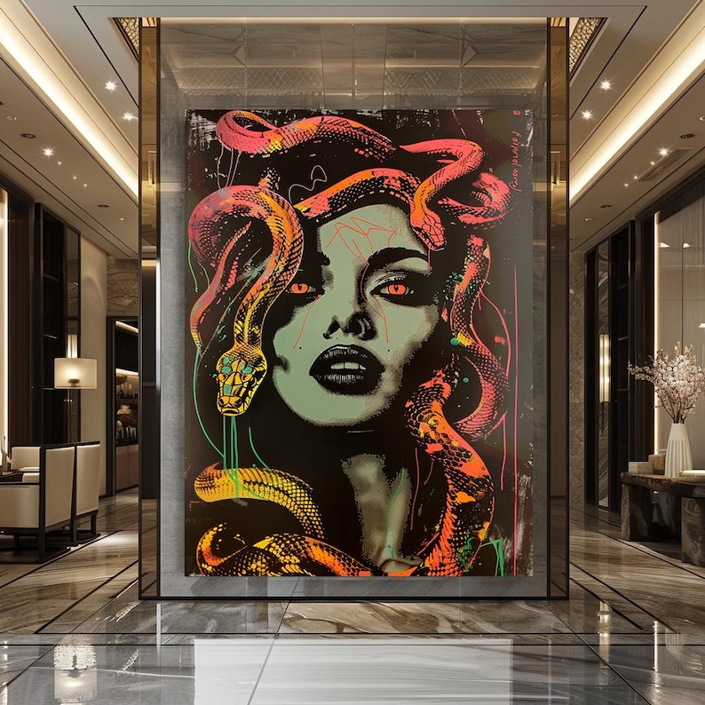 Puede incluir: Una impresi&oacute;n de arte digital colorida de Medusa, una figura mitol&oacute;gica griega con serpientes como cabello, representada con una expresi&oacute;n feroz y ojos rojos brillantes. El fondo es negro con una mezcla vibrante de serpientes amarillas, verdes y rojas.
