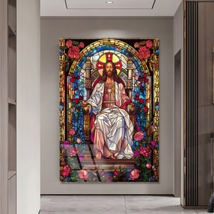 Könnte beinhalten: Ein Buntglasfenster, das Jesus Christus auf einem Thron mit Dornenkrone und einem Kreuz hinter ihm zeigt. Das Fenster ist von bunten Blumen und Ranken umgeben.
