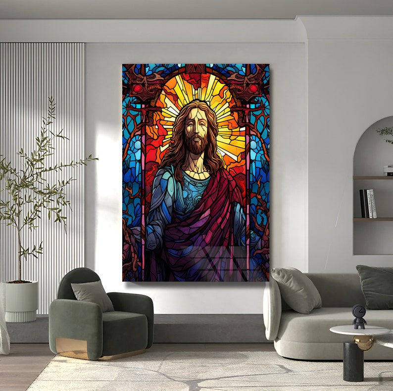 Pu&ograve; includere: Una grande opera d'arte in vetro colorato incorniciata raffigurante una figura con lunghi capelli castani e barba, che indossa vesti blu e rosse. Lo sfondo presenta colori vivaci di giallo, arancione, rosso e blu, creando un effetto radioso. L'opera &egrave; esposta in un moderno soggiorno.