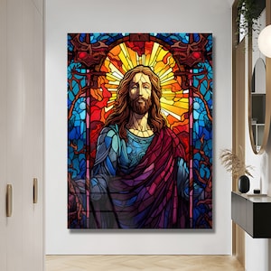 Pu&ograve; includere: Un'opera d'arte in stile vetrata raffigurante una figura con lunghi capelli castani e barba, vestita con abiti blu e viola. Lo sfondo presenta colori vivaci di rosso, arancione e blu, creando un effetto radioso. L'opera &egrave; incorniciata ed esposta su una parete.