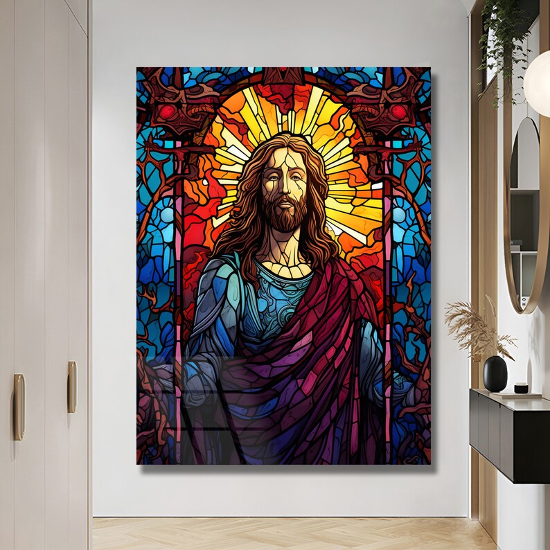 Pu&ograve; includere: Un'opera d'arte in stile vetrata raffigurante una figura con lunghi capelli castani e barba, vestita con abiti blu e viola. Lo sfondo presenta colori vivaci di rosso, arancione e blu, creando un effetto radioso. L'opera &egrave; incorniciata ed esposta su una parete.