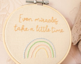 Anche i miracoli richiedono un po' di tempo, decorazione da parete arcobaleno, decorazione per cameretta neutra, cameretta unisex per bambini, regalo di arte da parete per cameretta arcobaleno per neonati