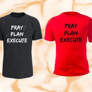 Puede incluir: Dos camisetas con el texto "Pray Plan Execute" impreso en ellas. Una camiseta es negra y la otra es roja.