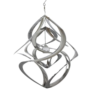 Könnte beinhalten: Ein silberfarbener, abstrakter Windspinner mit einem wirbelnden, geometrischen Design. Die Metallskulptur weist gebogene, bandartige Formen auf, die eine offene, dreidimensionale Form erzeugen. Eine klare, kristallartige Kugel hängt an einer Kette in der Mitte.