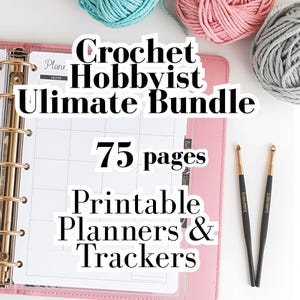 Może przedstawiać: Różowy planer ze złotymi akcentami i tekstem "Crochet Hobbyist Ultimate Bundle" oraz "75 pages Printable Planners & Trackers". Widoczne są również dwa szydełka i kłębki przędzy w kolorze turkusowym, różowym i szarym.