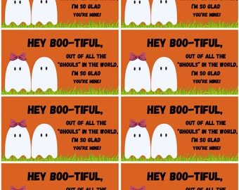Puede incluir: Ocho tarjetas de Halloween imprimibles con dos fantasmas blancos con lazos rosas. Cada tarjeta tiene un fondo naranja y hierba verde en la parte inferior. El texto en las tarjetas dice "Hey Boo-tiful, Out of all the "ghouls" in the world, I'm so glad you're mine!"