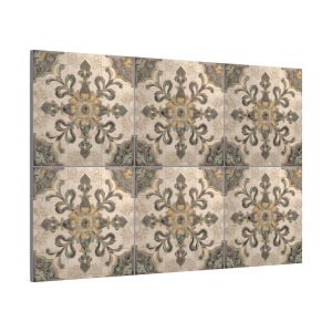 Puede incluir: Un conjunto de baldosas decorativas con un dise&ntilde;o vintage. Cada baldosa presenta un motivo floral central en tonos beige, gris y dorado, rodeado de adornos ornamentados. Las baldosas est&aacute;n dispuestas en un patr&oacute;n de cuadr&iacute;cula, creando un aspecto cohesivo.