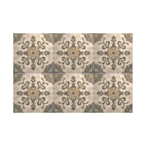 Puede incluir: Patr&oacute;n de seis baldosas cuadradas con un dise&ntilde;o floral repetitivo. Las baldosas presentan un fondo crema con un motivo floral central en tonos dorados, grises y verdes. El dise&ntilde;o sim&eacute;trico y ornamentado es adecuado para la decoraci&oacute;n del hogar.