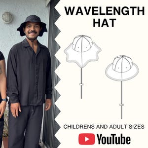 Puede incluir: Dos personas con sombreros y atuendos negros están de pie junto a un dibujo del mismo sombrero. El texto "WAVELENGTH HAT" está encima del dibujo. Debajo del dibujo, el texto dice "TALLAS PARA NIÑOS Y ADULTOS" con un logotipo de YouTube.