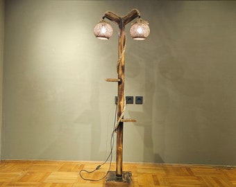 Natuurlijke boomvloerlamp, handgemaakte vloerlamp, lampen in Alaska-stijl, rustieke vloerlampenkap, Alaska Design, houten vloerlamp, boerderijlamp