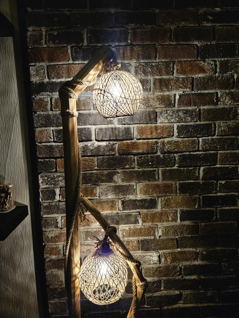 Große Baum Stehlampe, zwei Lampenschirme Ecklampe, rustikale Stehlampe, handgefertigte Lampe, Innendekoration, Baumstehlampe, Alaska-Stil Bild 9