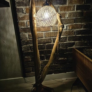 Große Baum Stehlampe, zwei Lampenschirme Ecklampe, rustikale Stehlampe, handgefertigte Lampe, Innendekoration, Baumstehlampe, Alaska-Stil Bild 5