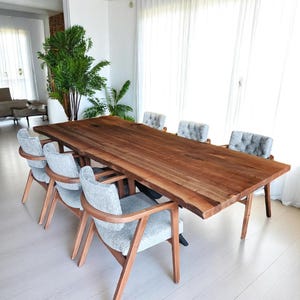 Handgemachter Live Edge Esstisch aus Walnussholz: Rustikale Küchenmöbel